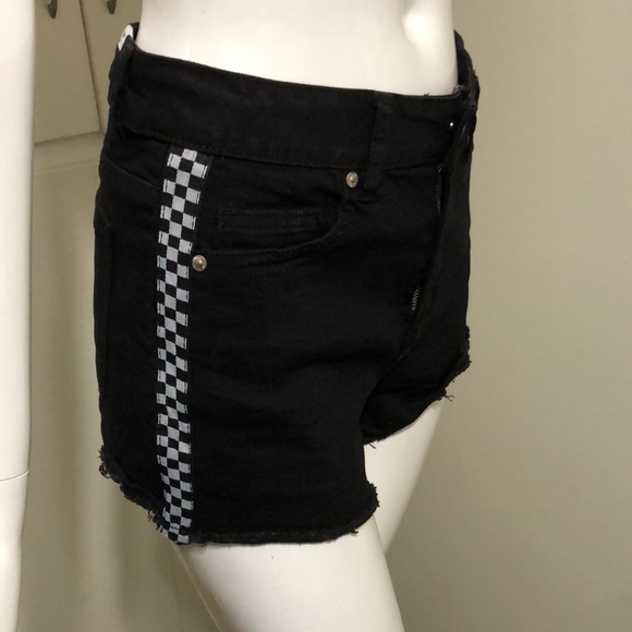 Almost Famous Black Stretch Waist Cut Off Shorts size 7 - Picture 3 of 6